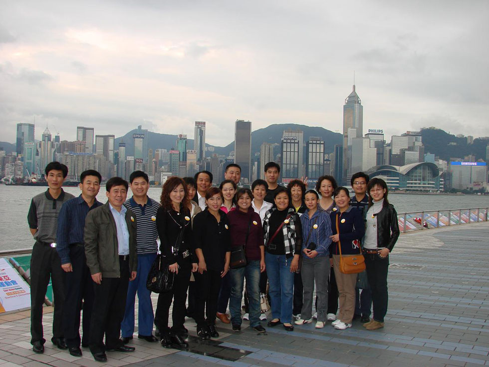 2009年11月份，公司組織本公司工齡8年以上員工赴港澳旅游，圖為在香港維多利亞港灣合影留念